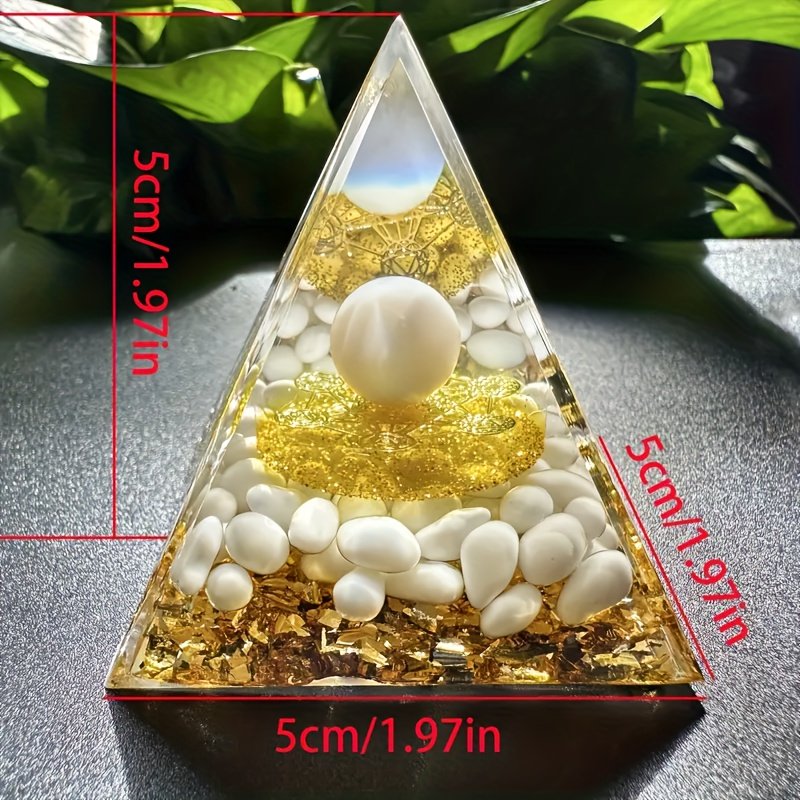 Pyramide en orgonite avec quartz blanc, symbole d'énergie positive et d'harmonie