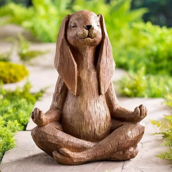 Statue d'un lapin méditatif, symbole de calme et de réflexion, ajoutant une touche zen à n'importe quel espace.