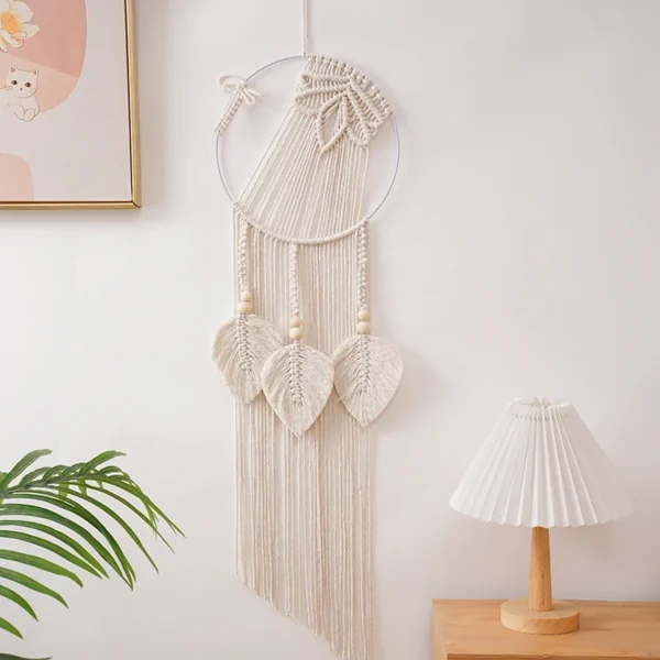 Décoration murale en macramé beige, ajoutant une touche bohème et chaleureuse à votre intérieur.