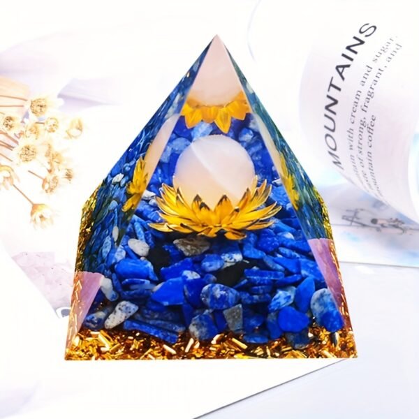 Pyramide orgonite de 5 cm en Lapis Lazuli, ornée d'une perle en quartz rose, idéale pour la méditation et le bien-être.