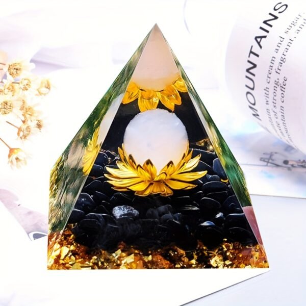 Pyramide orgonite de 5 cm en obsidienne, avec une perle de quartz rose, symbole d'harmonie et de protection énergétique.