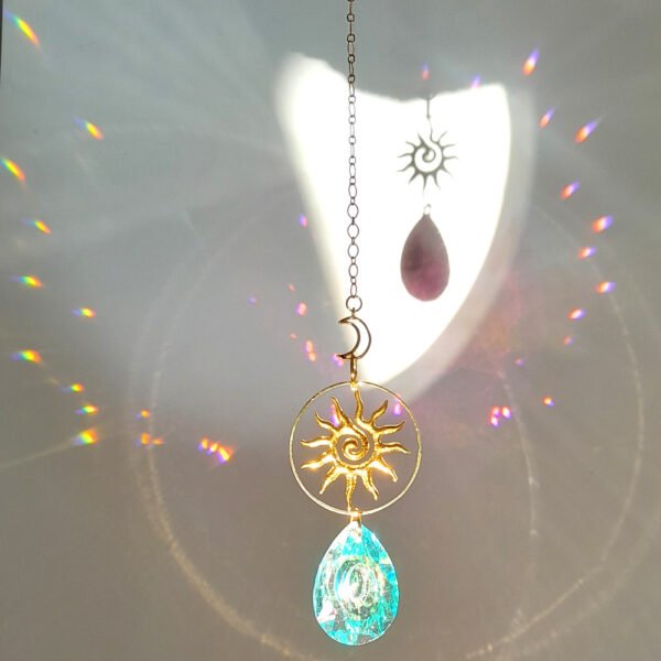 Attrape soleil avec un gros et magnifique cristal bleu aux reflets arc-en-ciel