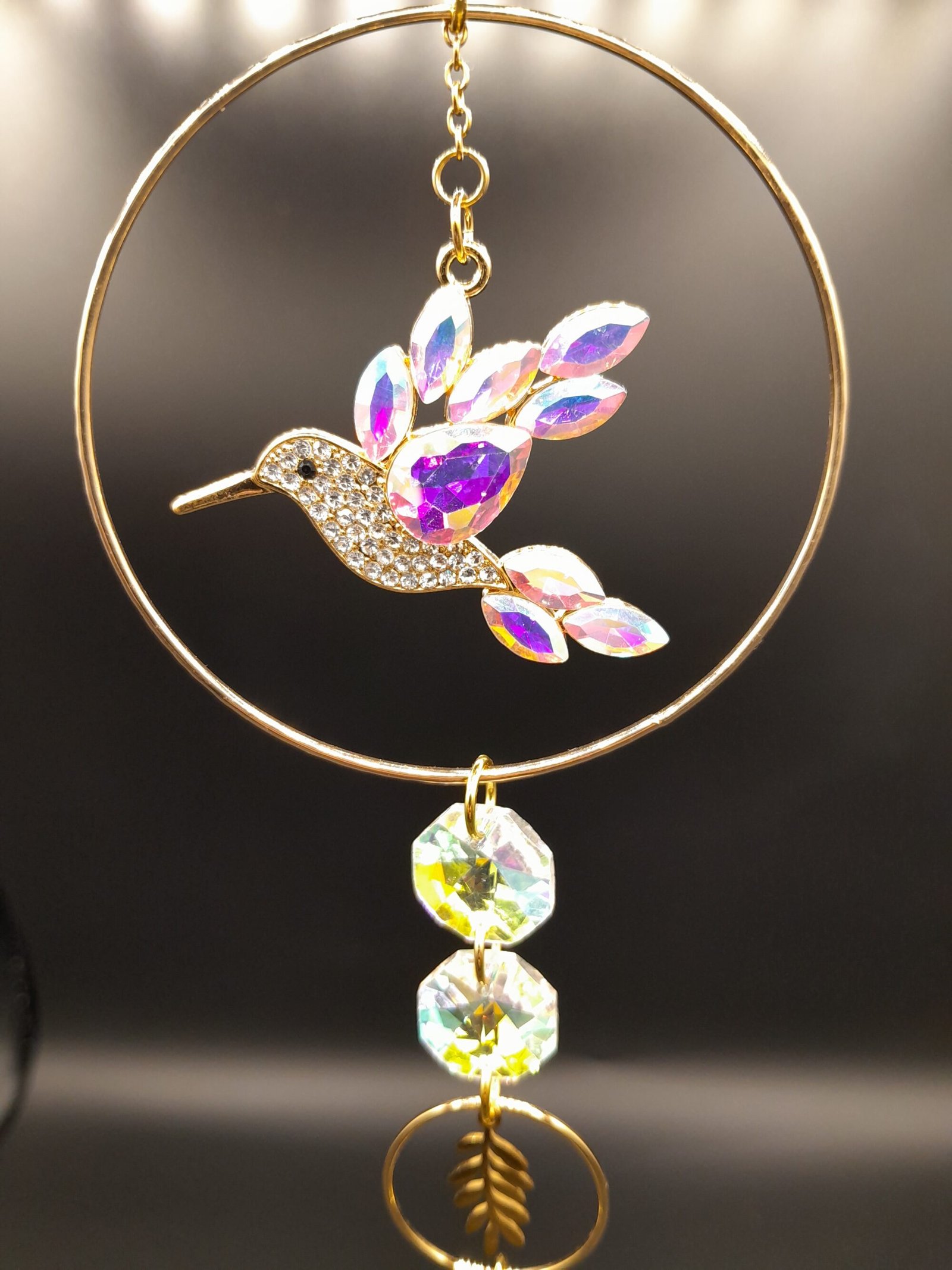 Attrape soleil avec un colibri irisé